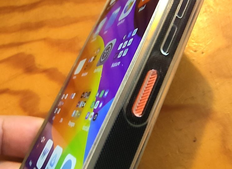 Power button and volume buttons on the Murena GS6 are on the same edge, this prevents unwanted screenshots.