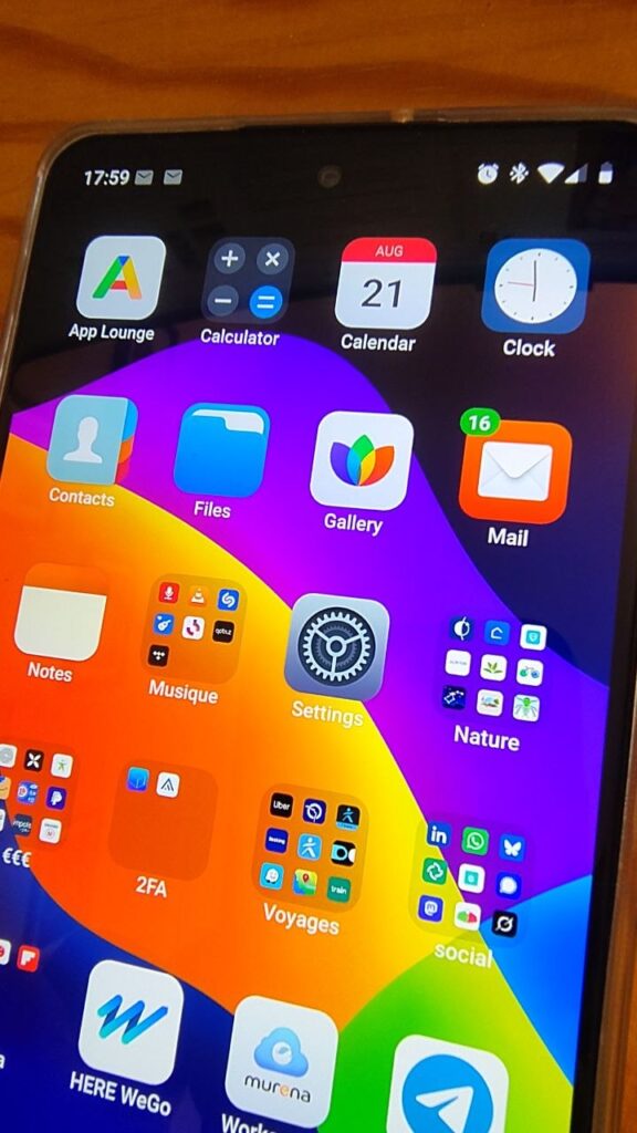 Excellent screen density: pixels are not visible.